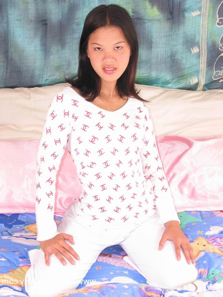 16P Fuckable asian babe masturbating her sweet hairy pussy with a big dildo