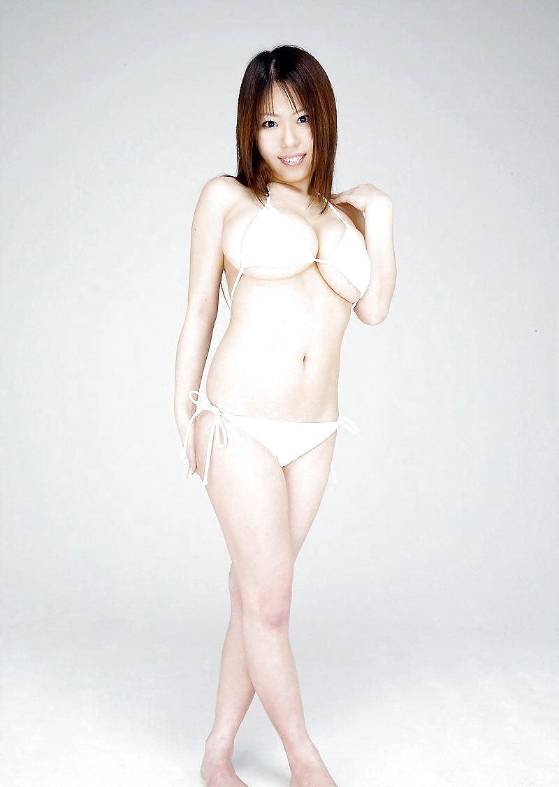 25P Japanese Bikini Babes-Miyabi Isshiki