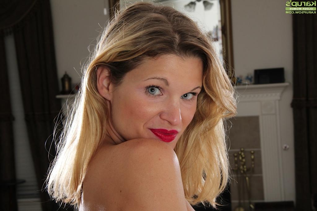 16P Sexy big-tit mature Avery Johannson is smiling and masturbating