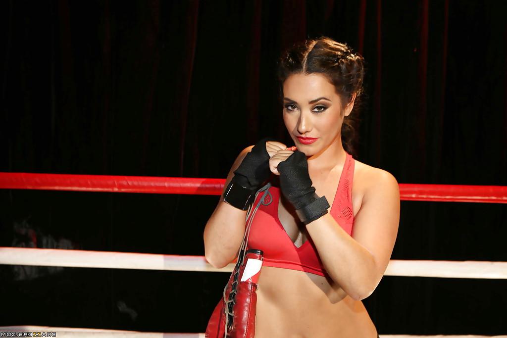 16P Hot babe model Eva Lovia puts on the spandex for boxing ring solo shoot