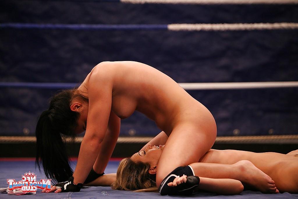 16P Horny lesbians licking each other's cunts after rough catfight