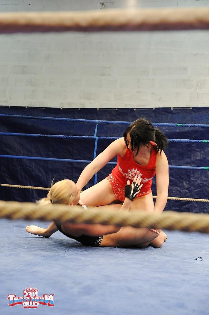 16P Kathia Nobili gets dominated by Angell Summers in a catfight