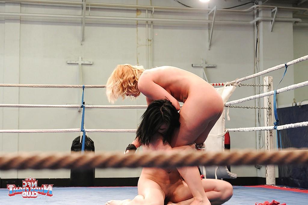 16P Kathia Nobili gets dominated by Angell Summers in a catfight