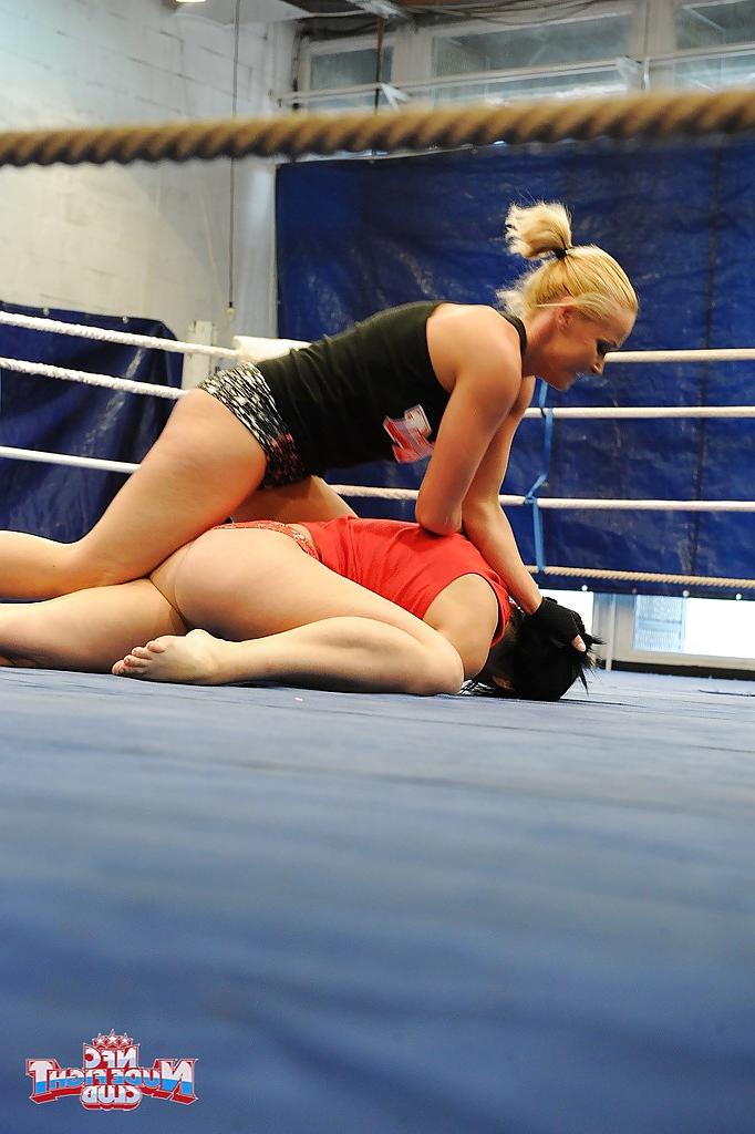 16P Kathia Nobili gets dominated by Angell Summers in a catfight