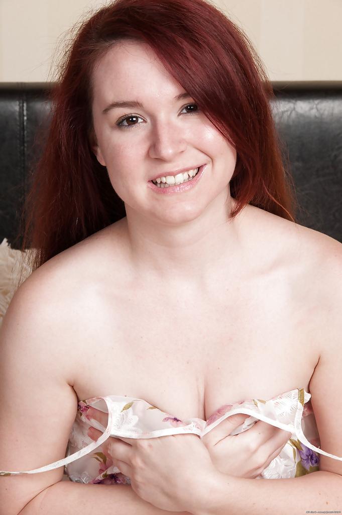 16P Good-looking milf Annabelle Lee is doing her own sweet pink hole
