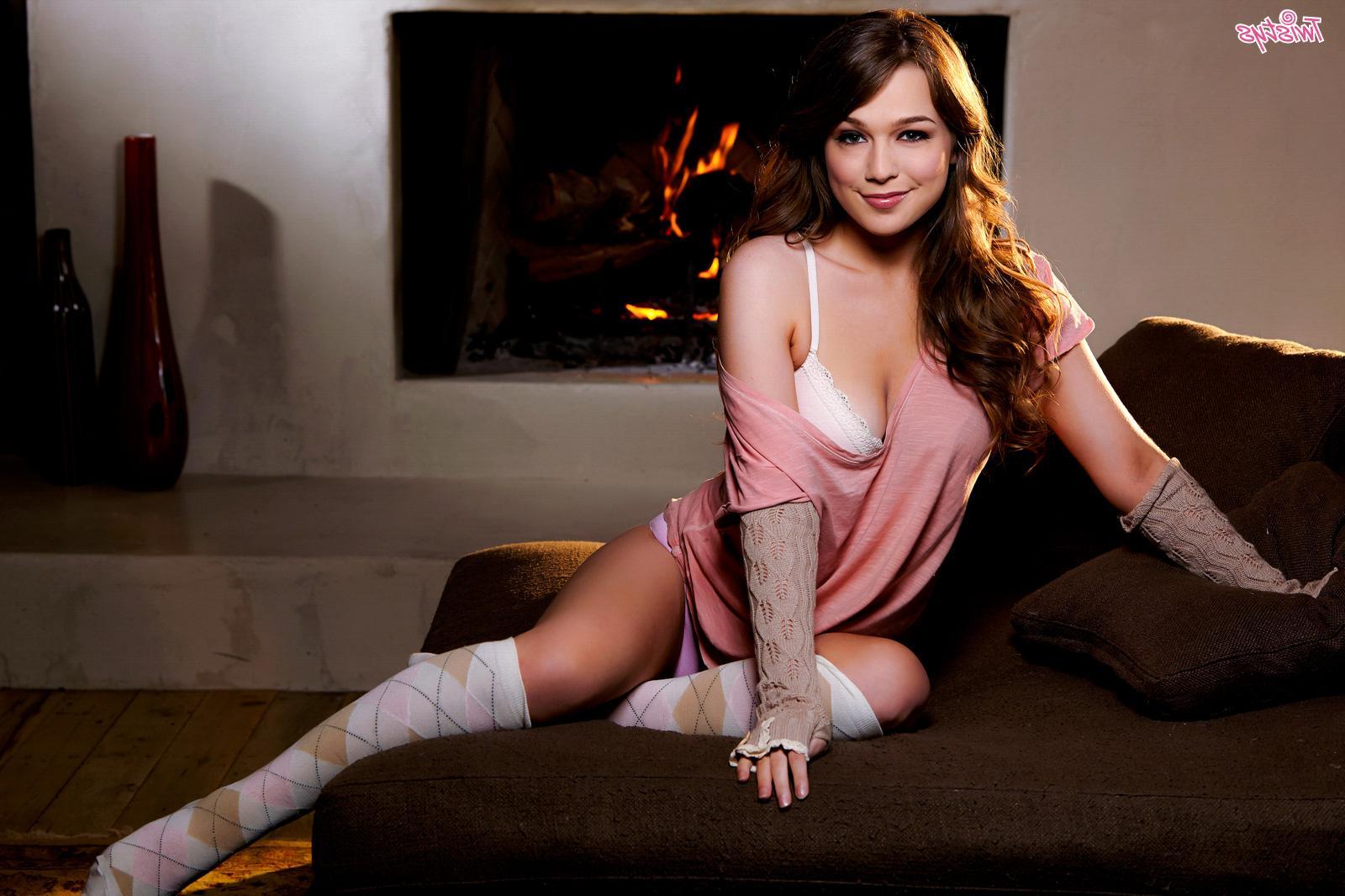 16P Brunette teen Alaina Fox spreads her legs in her socks