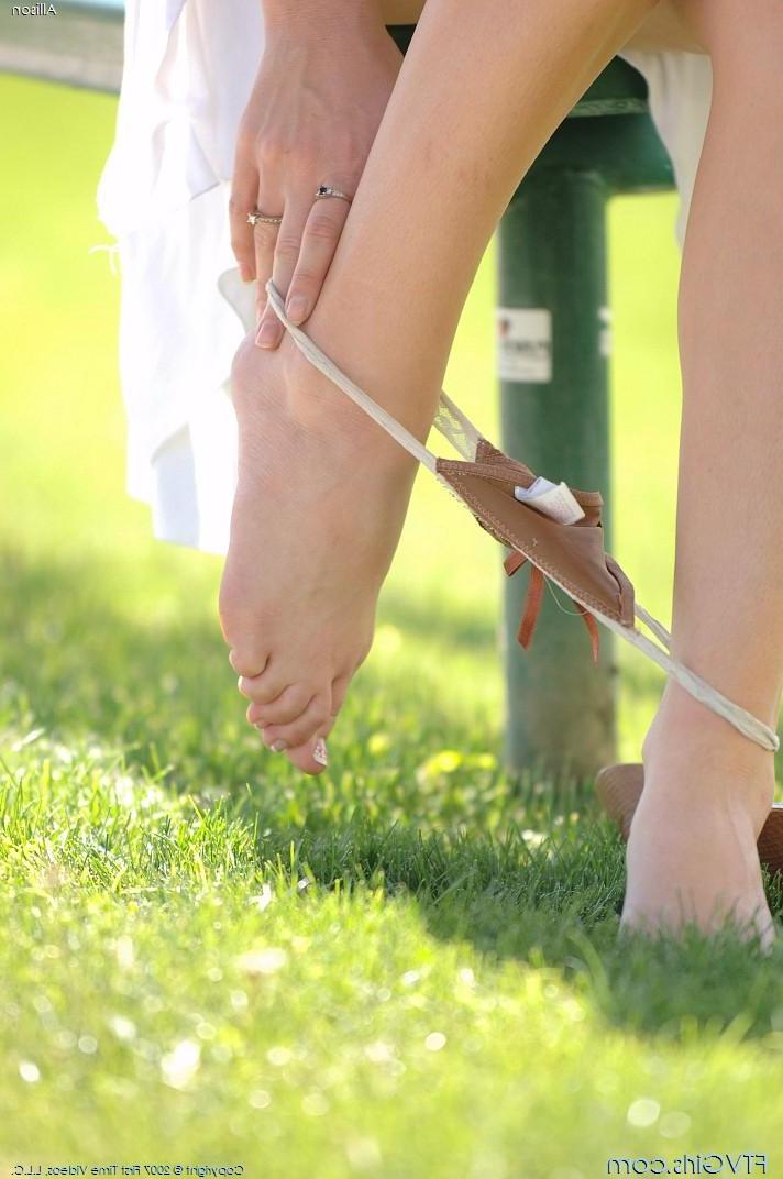 20P Pictures of Allison Pierce masturbating in a park
