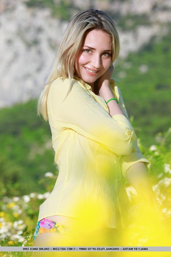 18P Stunning blonde Amaly gets naked and spreads for you in "Teile"