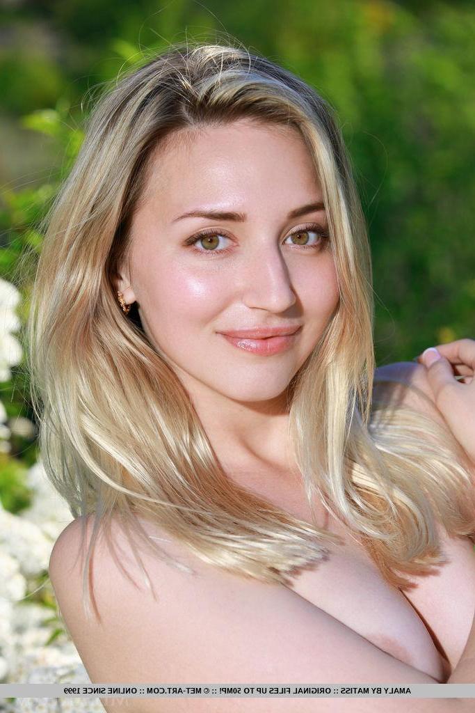 18P Stunning blonde Amaly gets naked and spreads for you in "Teile"