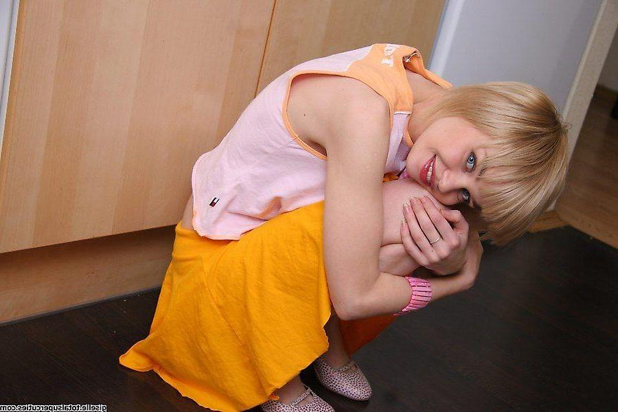 20P Pictures of Giselle spreading for your cock