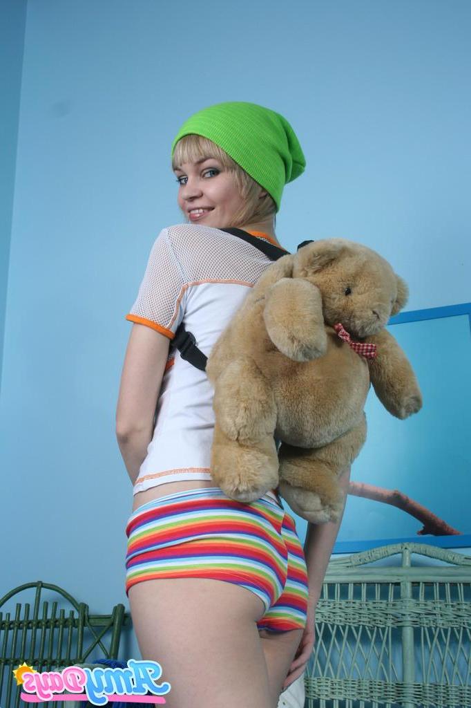 15P Pictures of teen Amy Days getting all naked for you