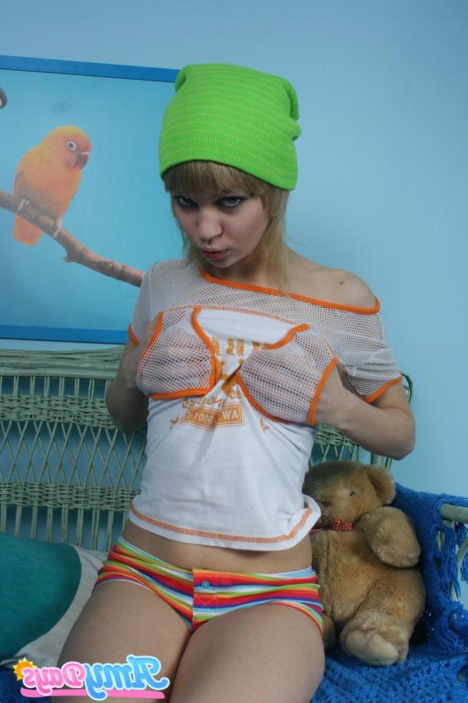 15P Pictures of teen Amy Days getting all naked for you