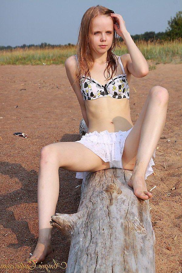 20P Pictures of Angie Cutie getting naked outside
