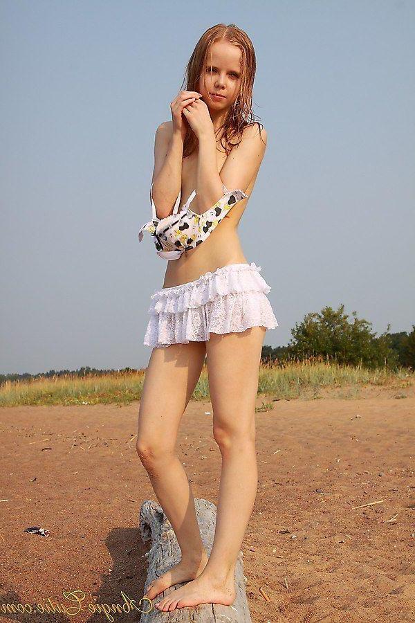 20P Pictures of Angie Cutie getting naked outside