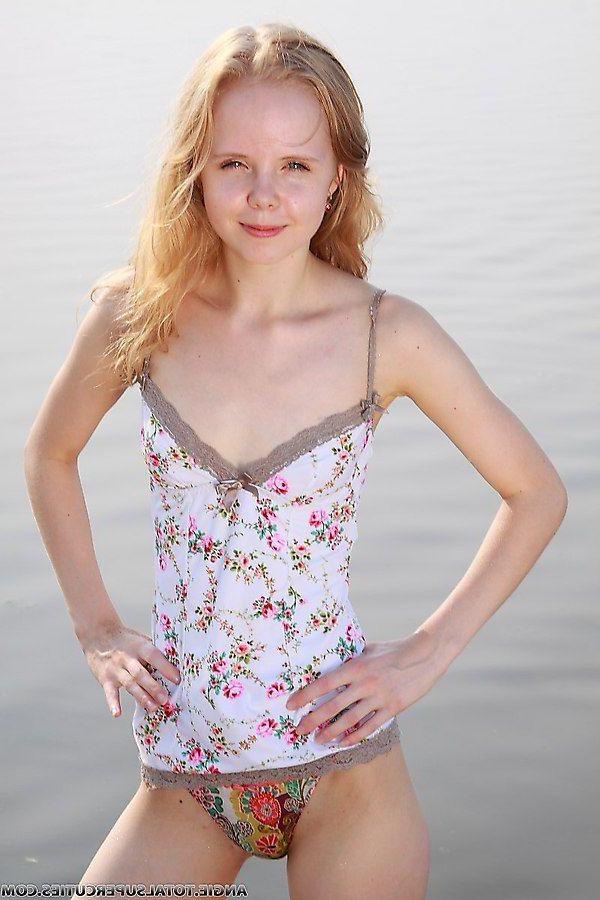 15P Pictures of teen star Angie getting wet for you