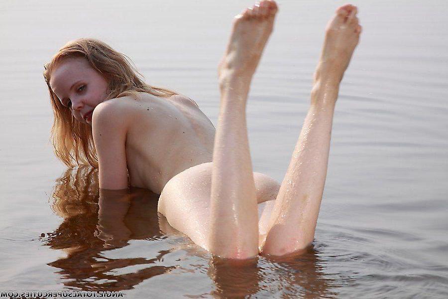 20P Pictures of Angie getting her pussy all wet