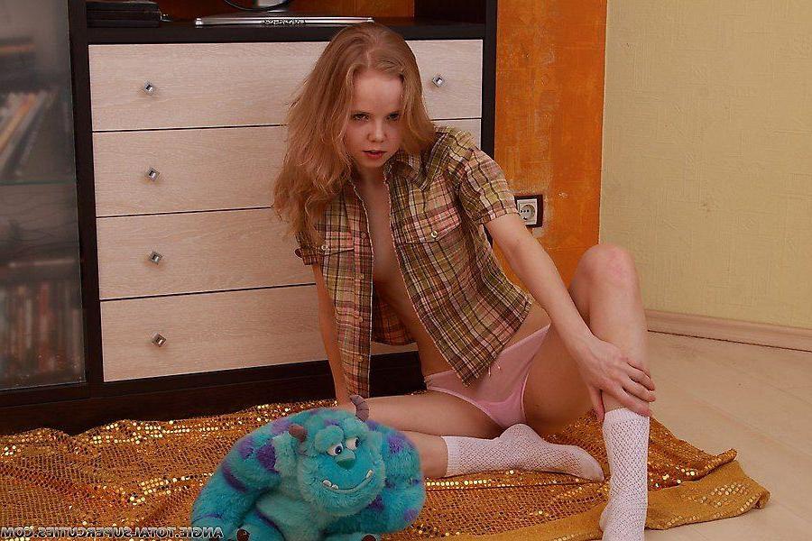 20P Pictures of Angie masturbating in her socks