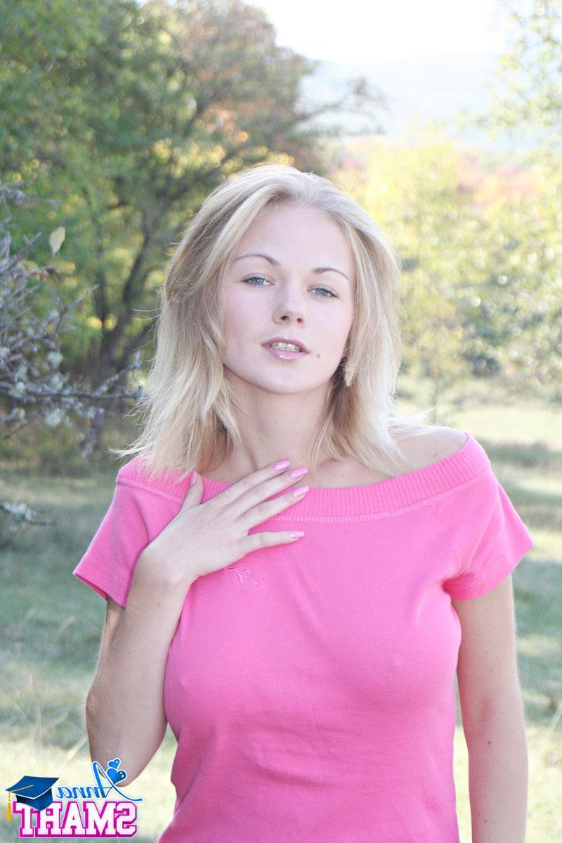 15P Pictures of teen Anna Smart taking her top off outside