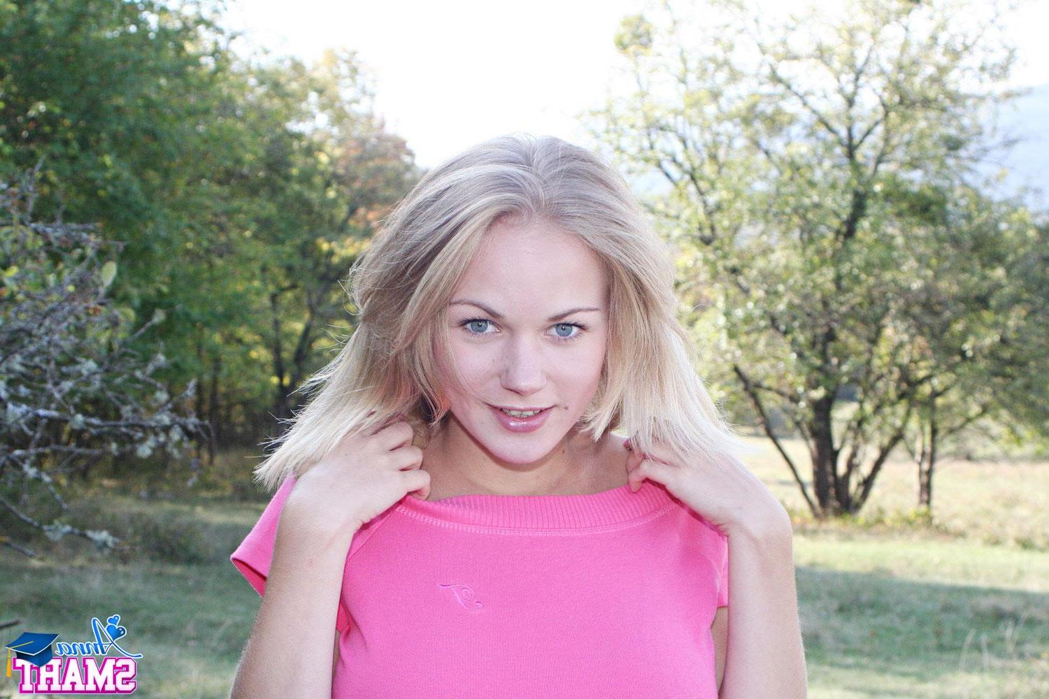 15P Pictures of teen Anna Smart taking her top off outside