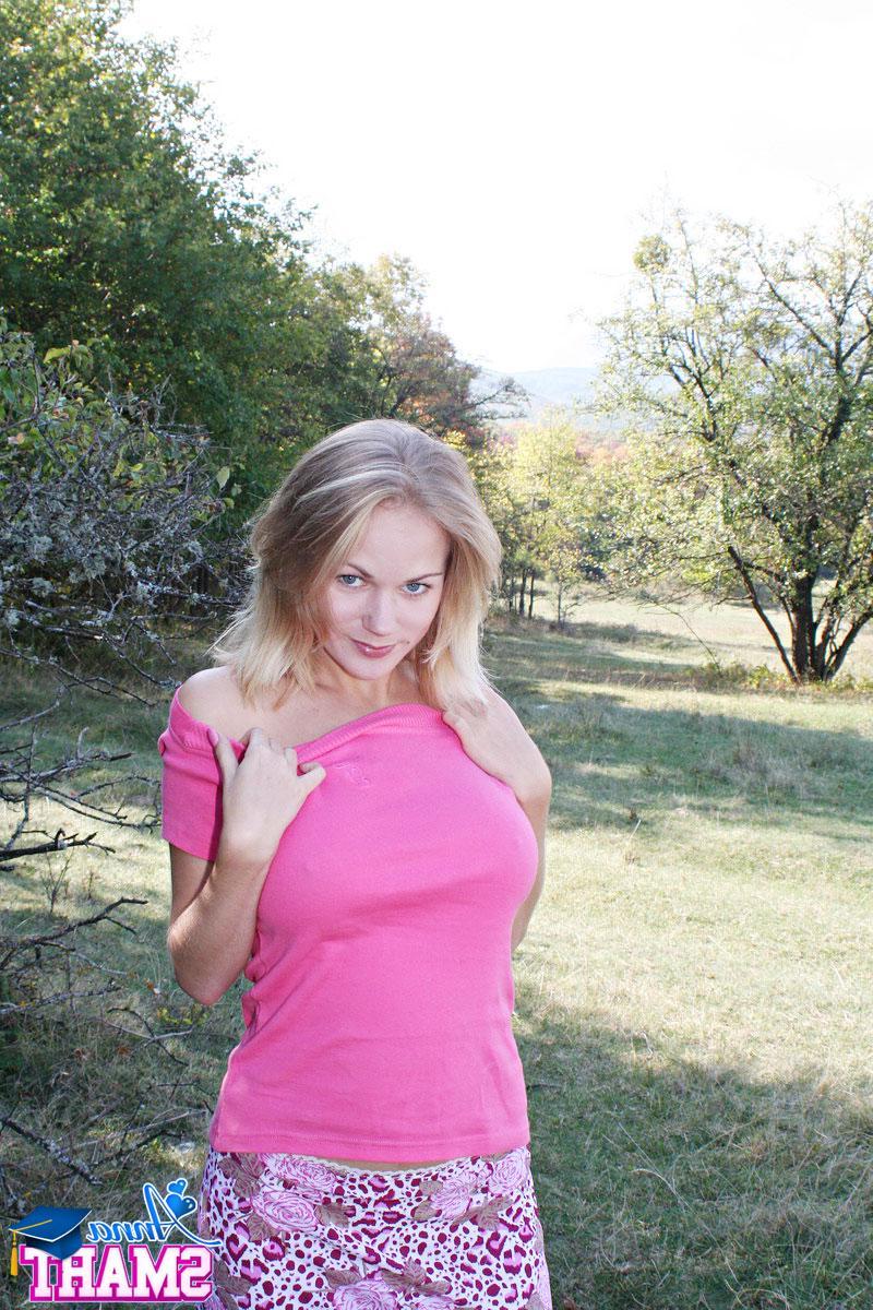 15P Pictures of teen Anna Smart taking her top off outside