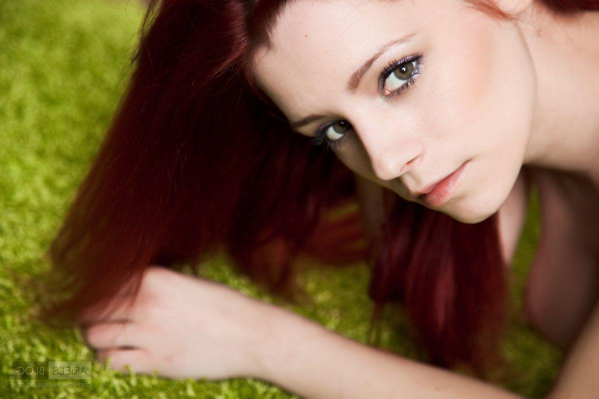 16P Pictures of Ariel naked on the grass