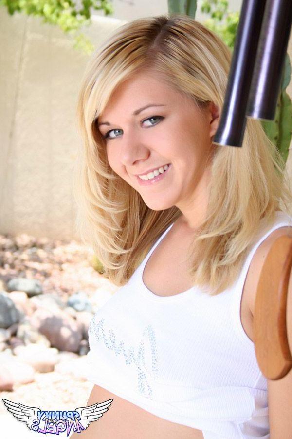 20P Pictures of teen Ashlee Xposed showing her titties