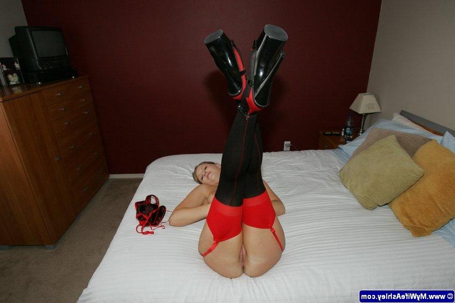 16P Pictures of My Wife Ashley waiting for you in sexy lingerie