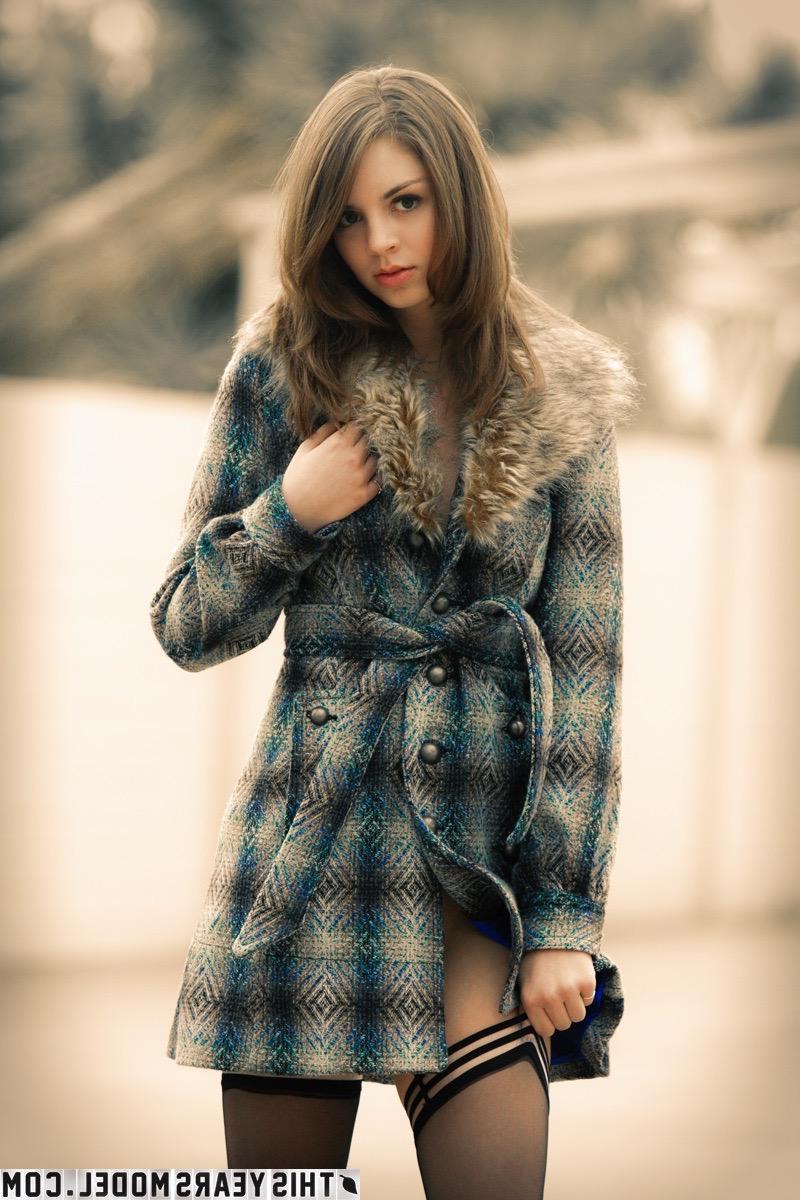 15P Hot teen Apsen Martin exposes her gorgeous body outside