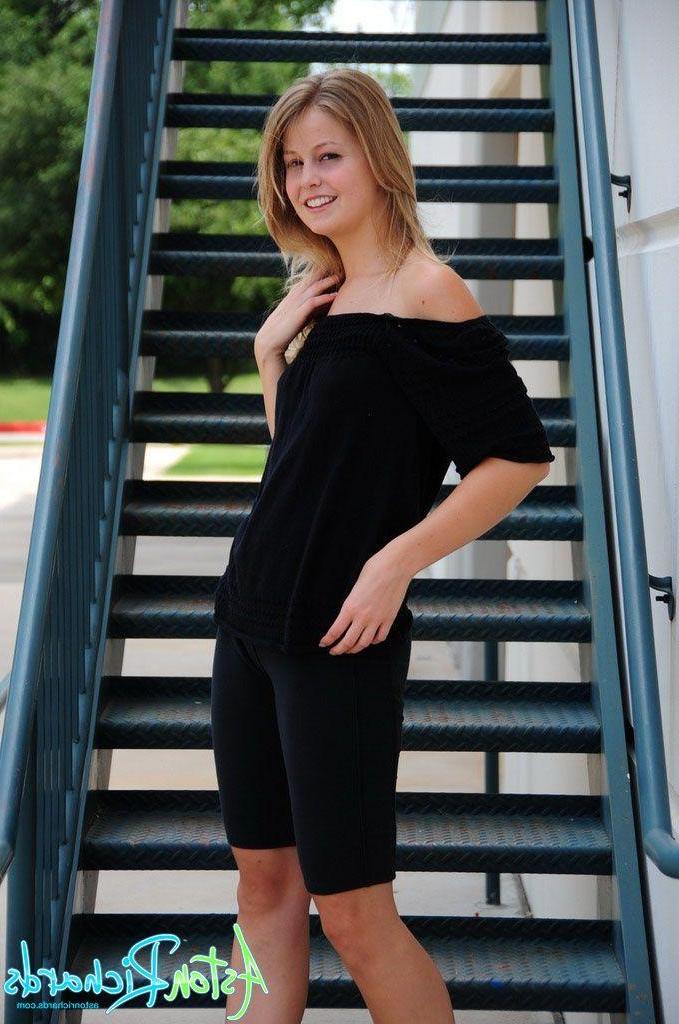 20P Pictures of Aston Richards showing you her tits outside