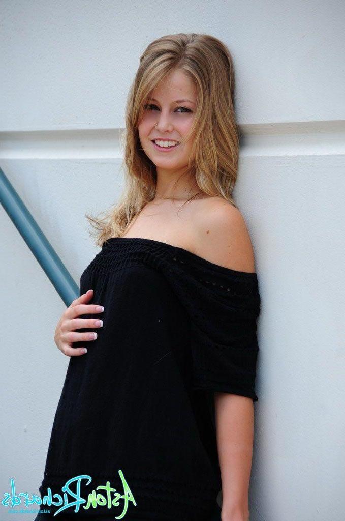 20P Pictures of Aston Richards showing you her tits outside