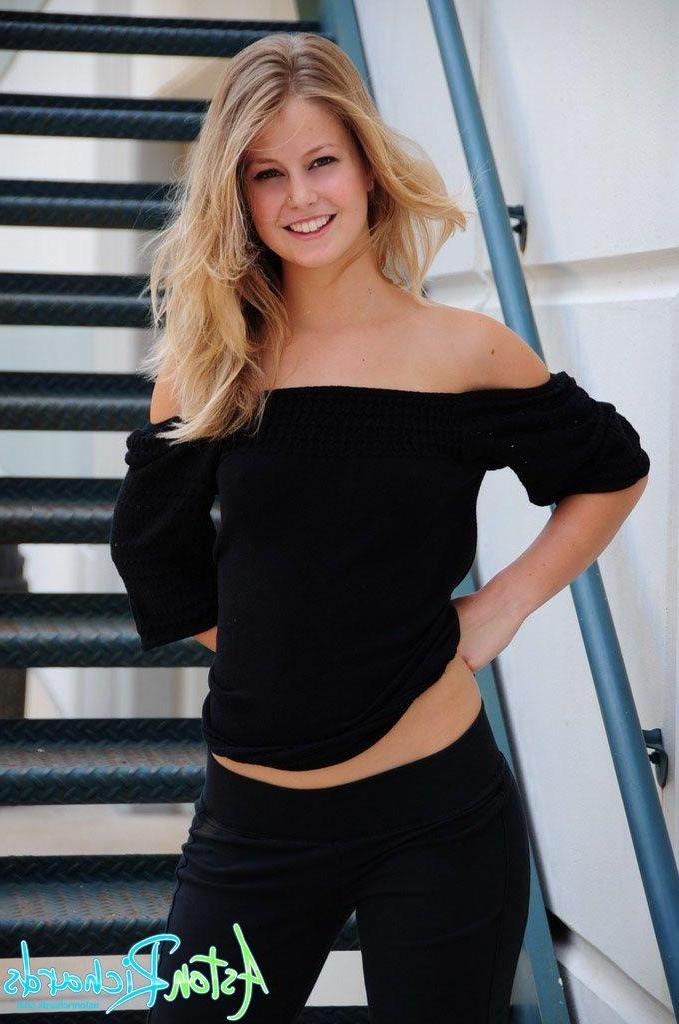 20P Pictures of Aston Richards showing you her tits outside