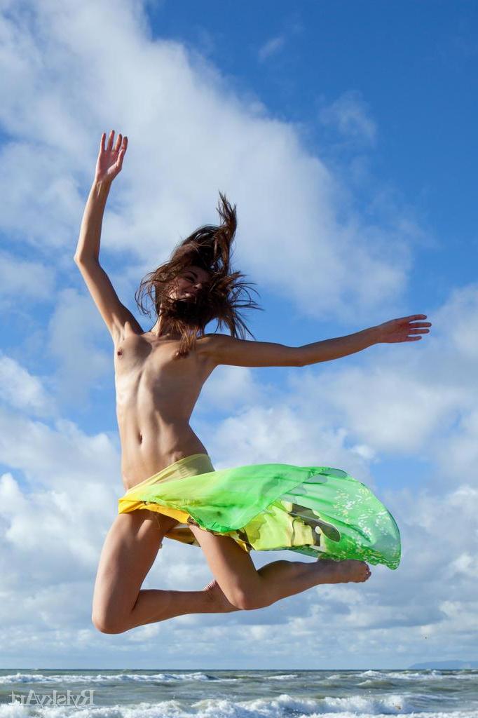 16P Brunette hottie Astrud A exposes her nude body in "Praia"