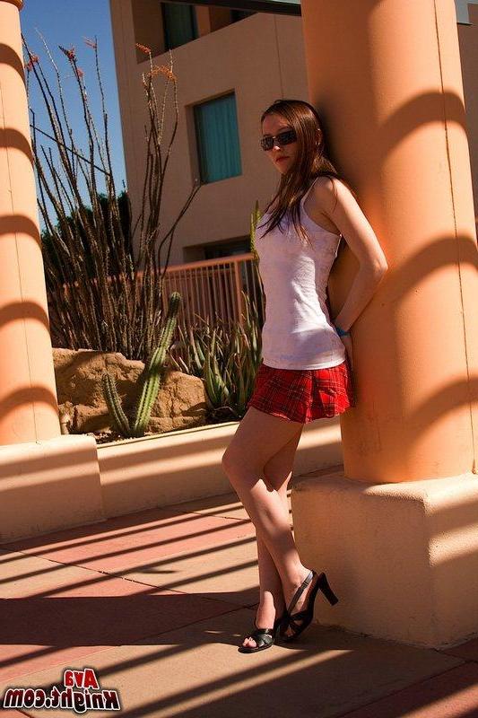 16P Pictures of teen amateur Ava Knight masturbating outside