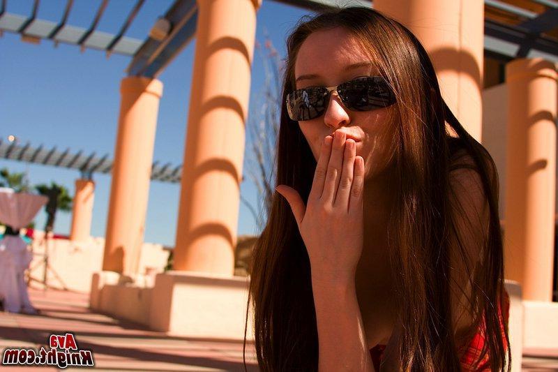 16P Pictures of teen amateur Ava Knight masturbating outside