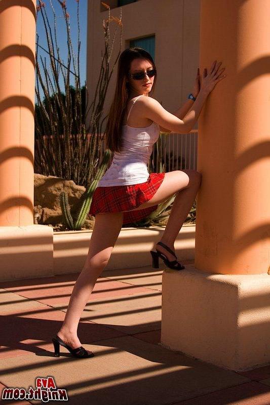 16P Pictures of teen amateur Ava Knight masturbating outside