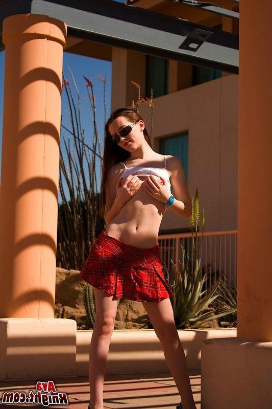 16P Pictures of teen amateur Ava Knight masturbating outside