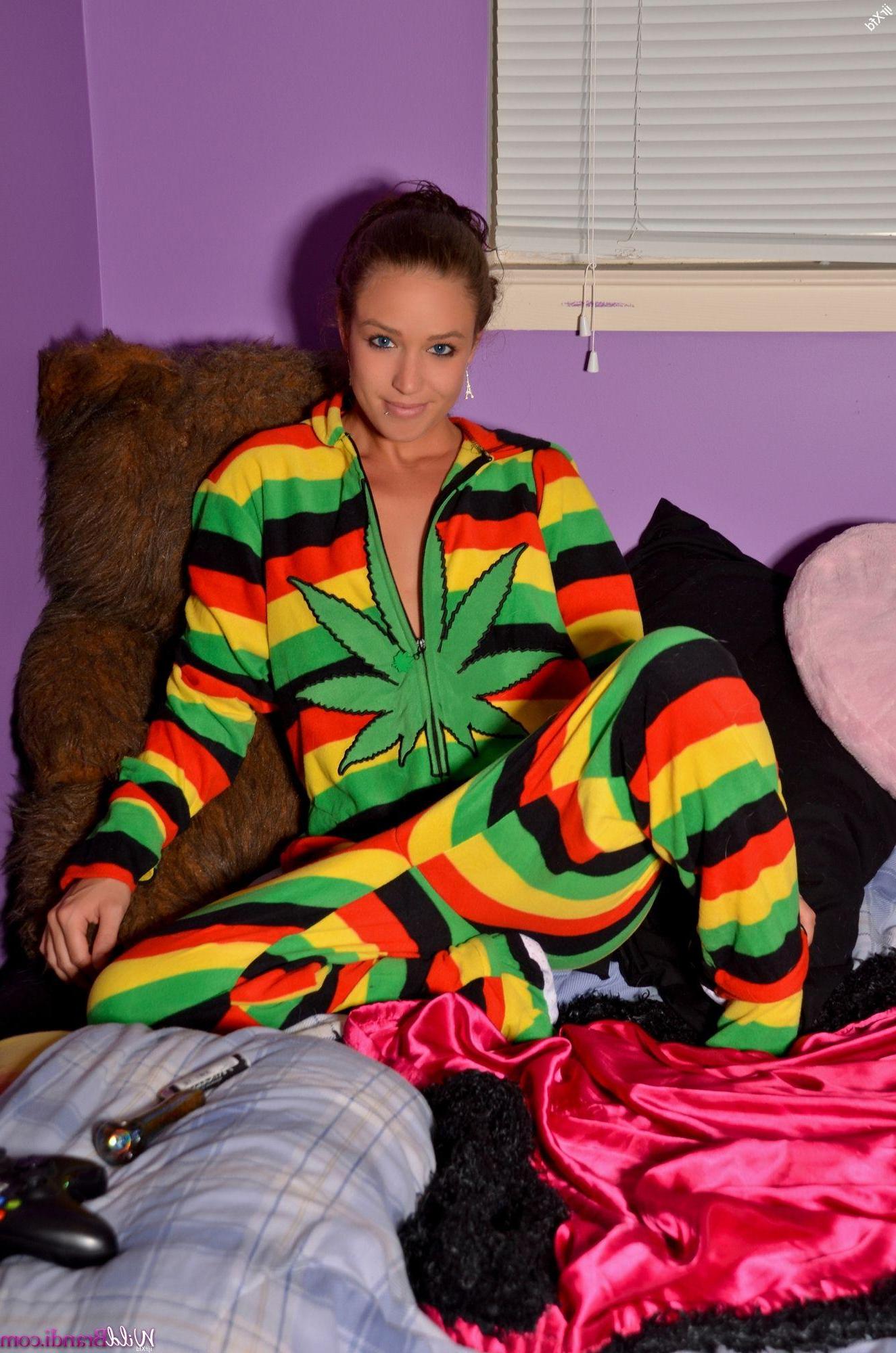 12P Wild Brandi zieht ihren Weed-Pyjama an und zündet sich an