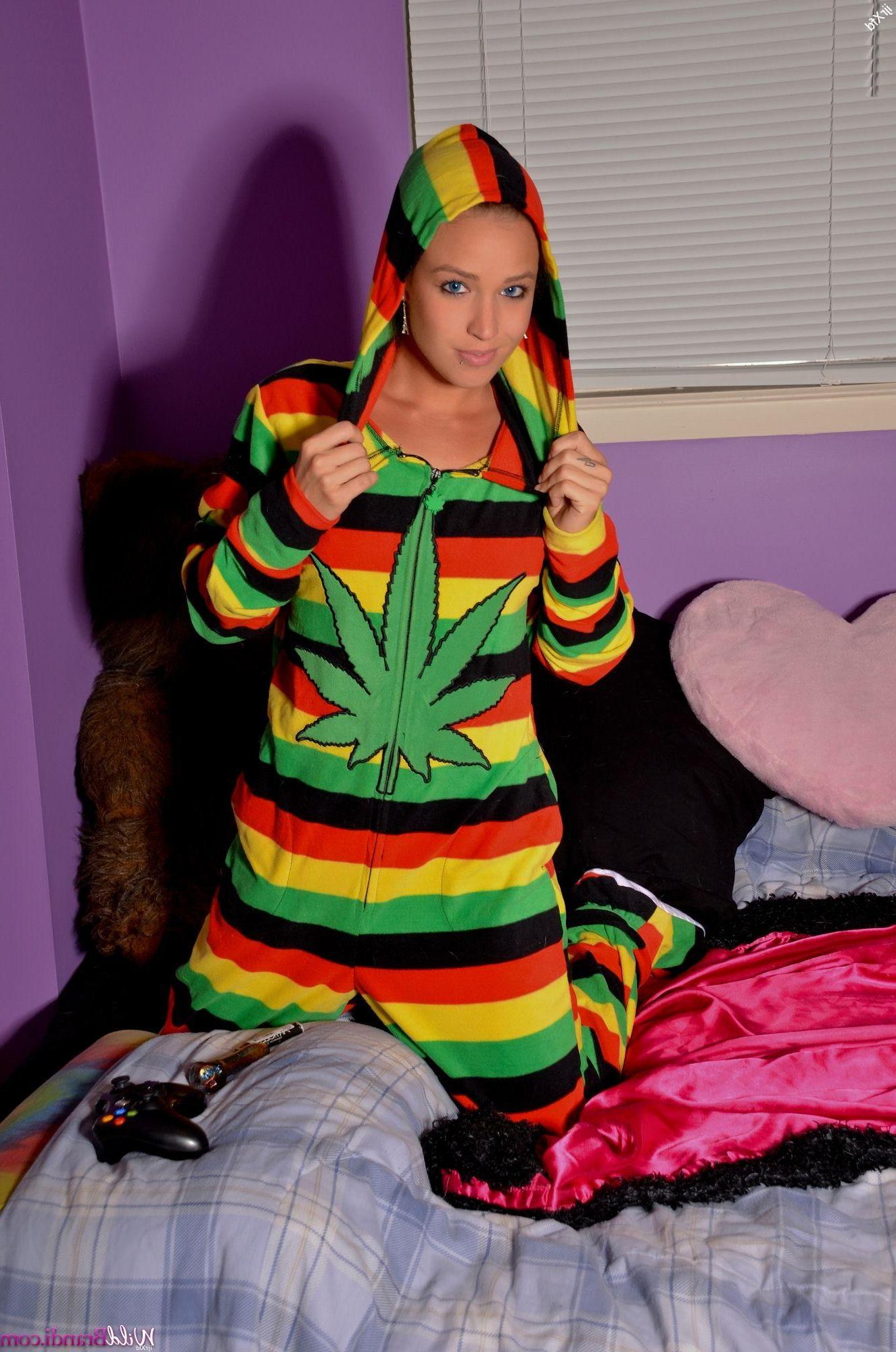 12P Wild Brandi zieht ihren Weed-Pyjama an und zündet sich an