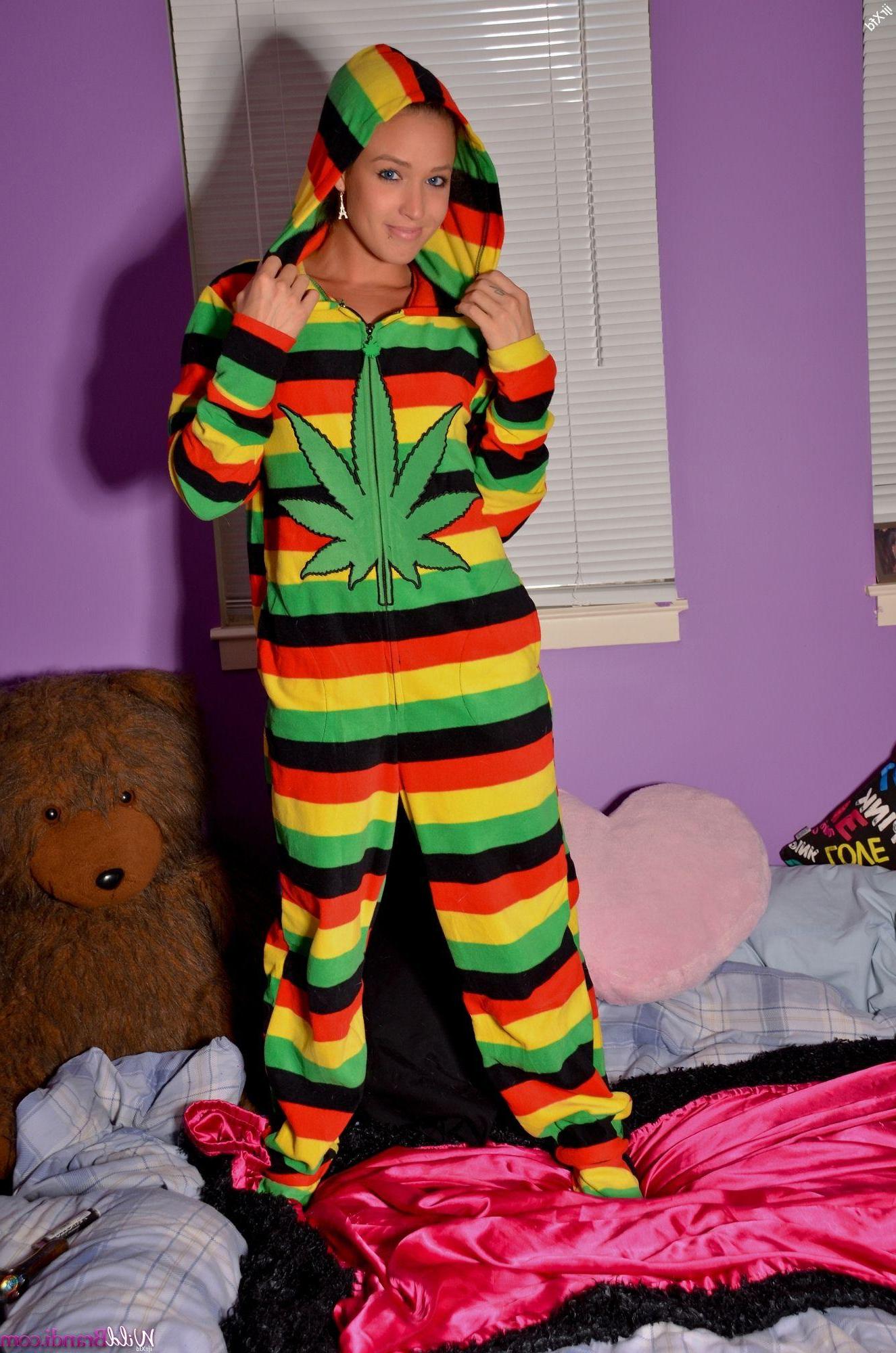 12P Wild Brandi zieht ihren Weed-Pyjama an und zündet sich an
