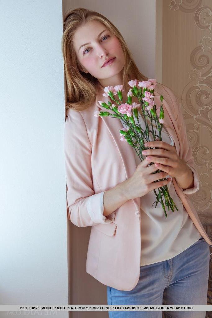 18P Beautiful teen Bretona offers you her flower in "Milonia"