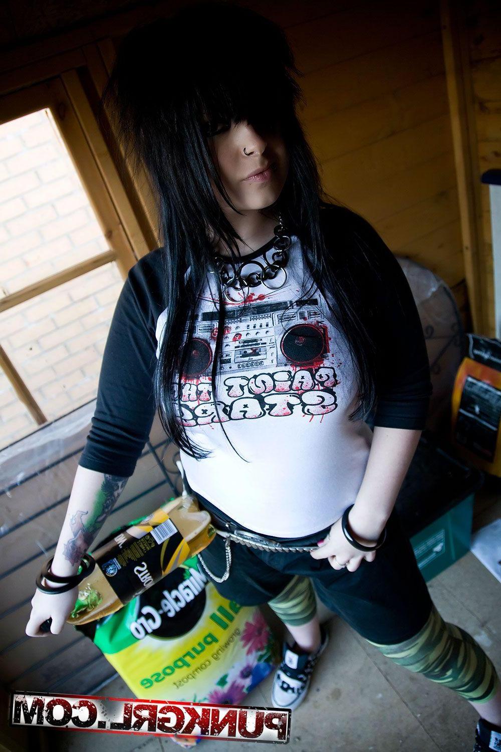 15P Pictures of hot emo girl Chaos Kittie showing her big titties