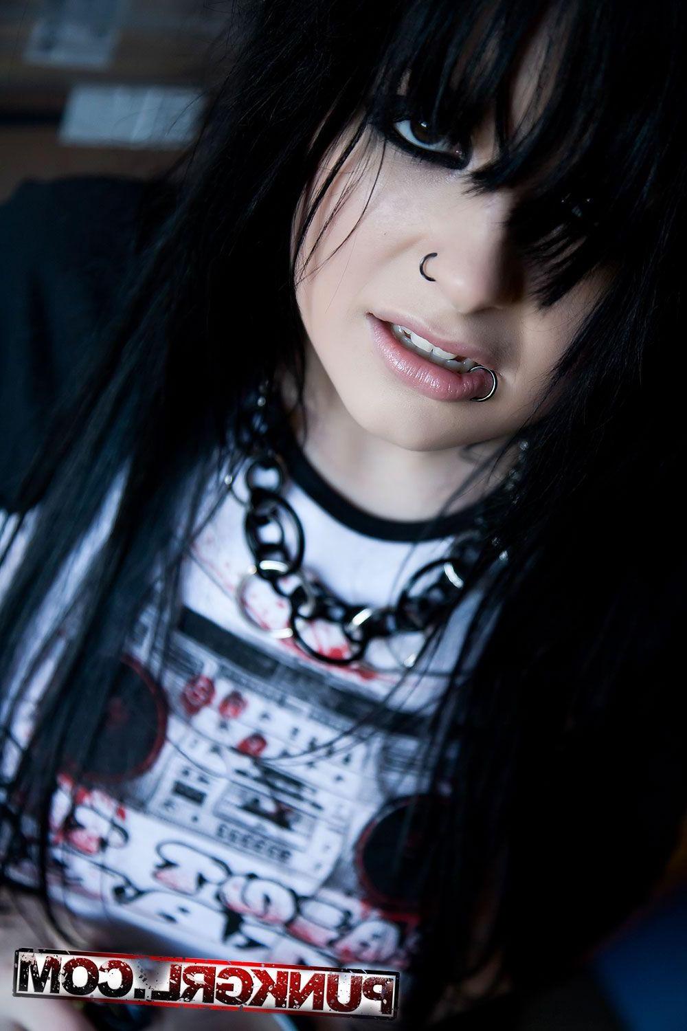 15P Pictures of hot emo girl Chaos Kittie showing her big titties