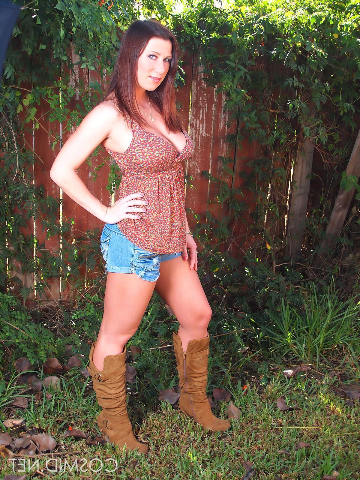 16P Busty girl Cherry strips down to her boots in the back yard