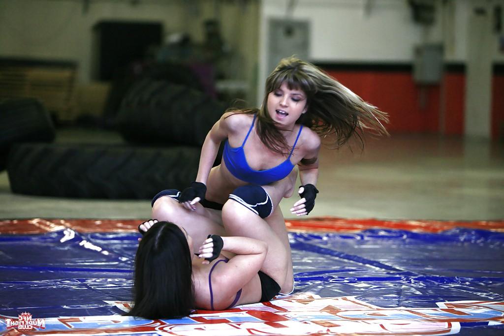 16P Doris Ivy & Sandra Rodriguez make some strip catfight action