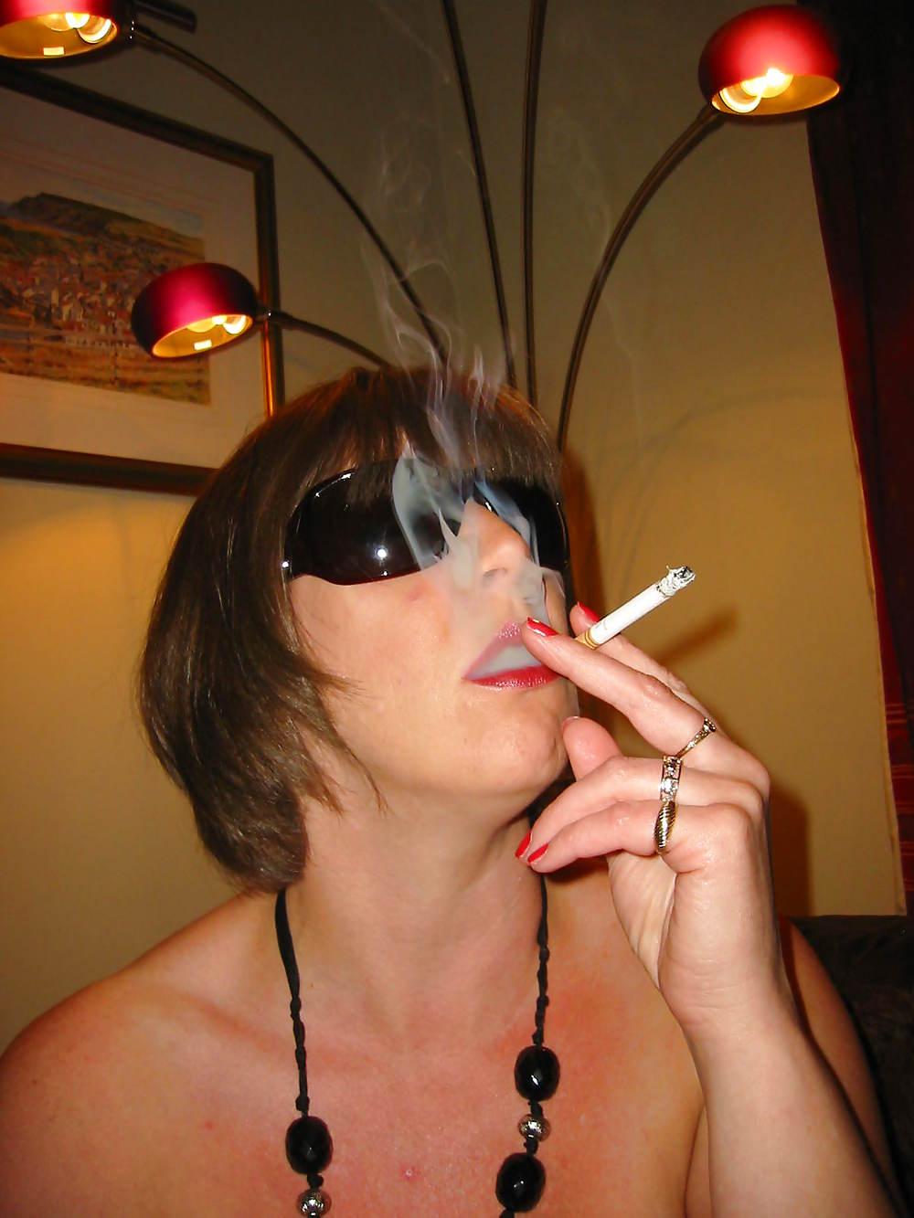 7P Huge tit smoking