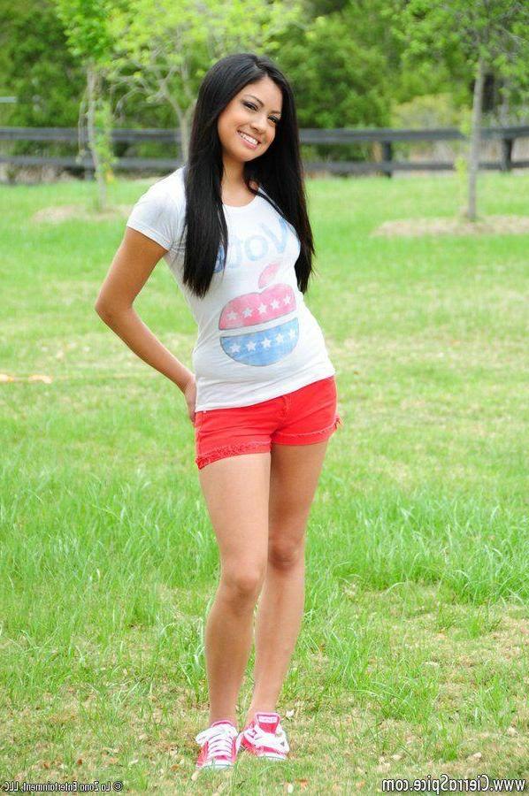15P Pictures of teen chick Cierra Spice masturbating outside