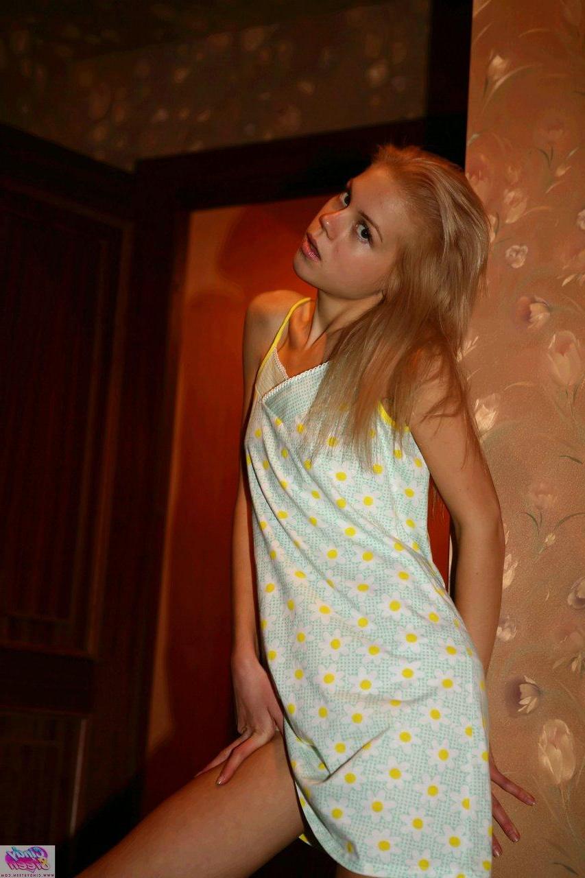 15P Pictures of Cindy8Teen showing off her tits and ass