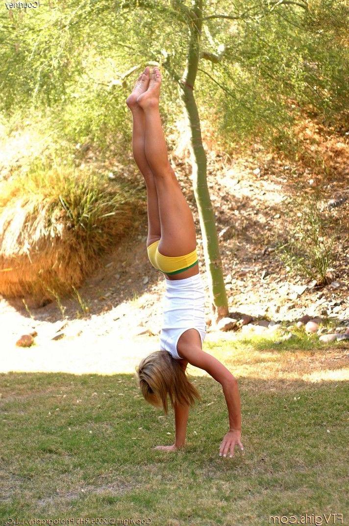 20P Pictures of Courtney Simpson getting crazy outside