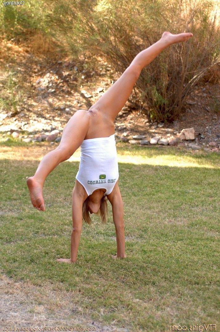 20P Pictures of Courtney Simpson getting crazy outside