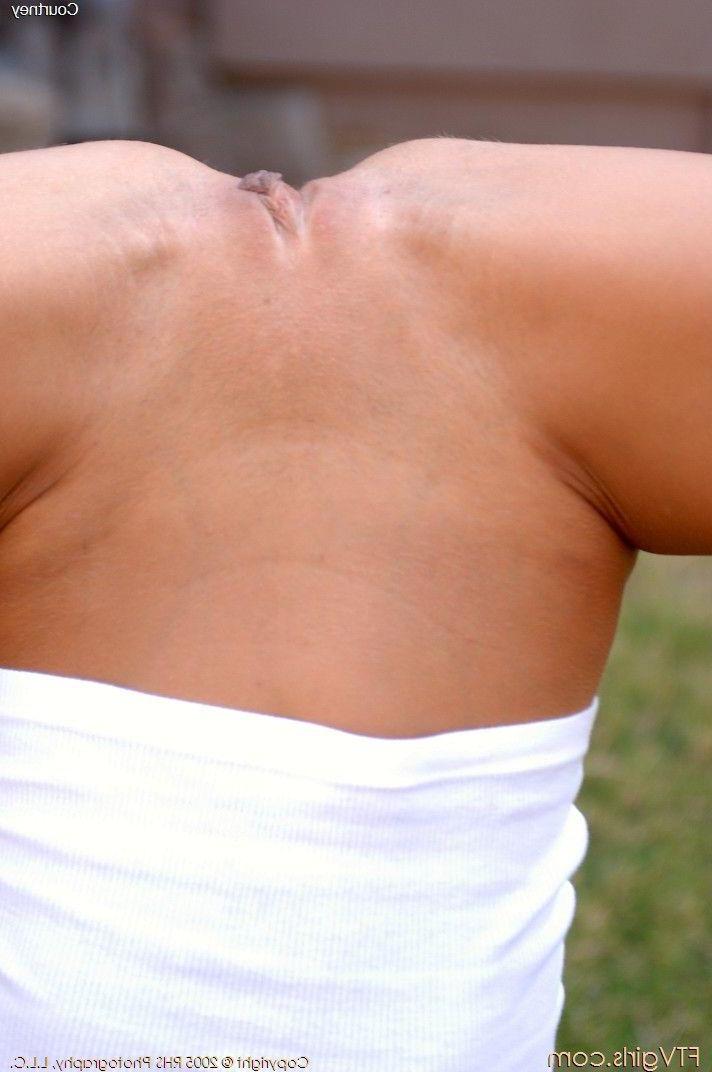 20P Pictures of Courtney Simpson getting crazy outside